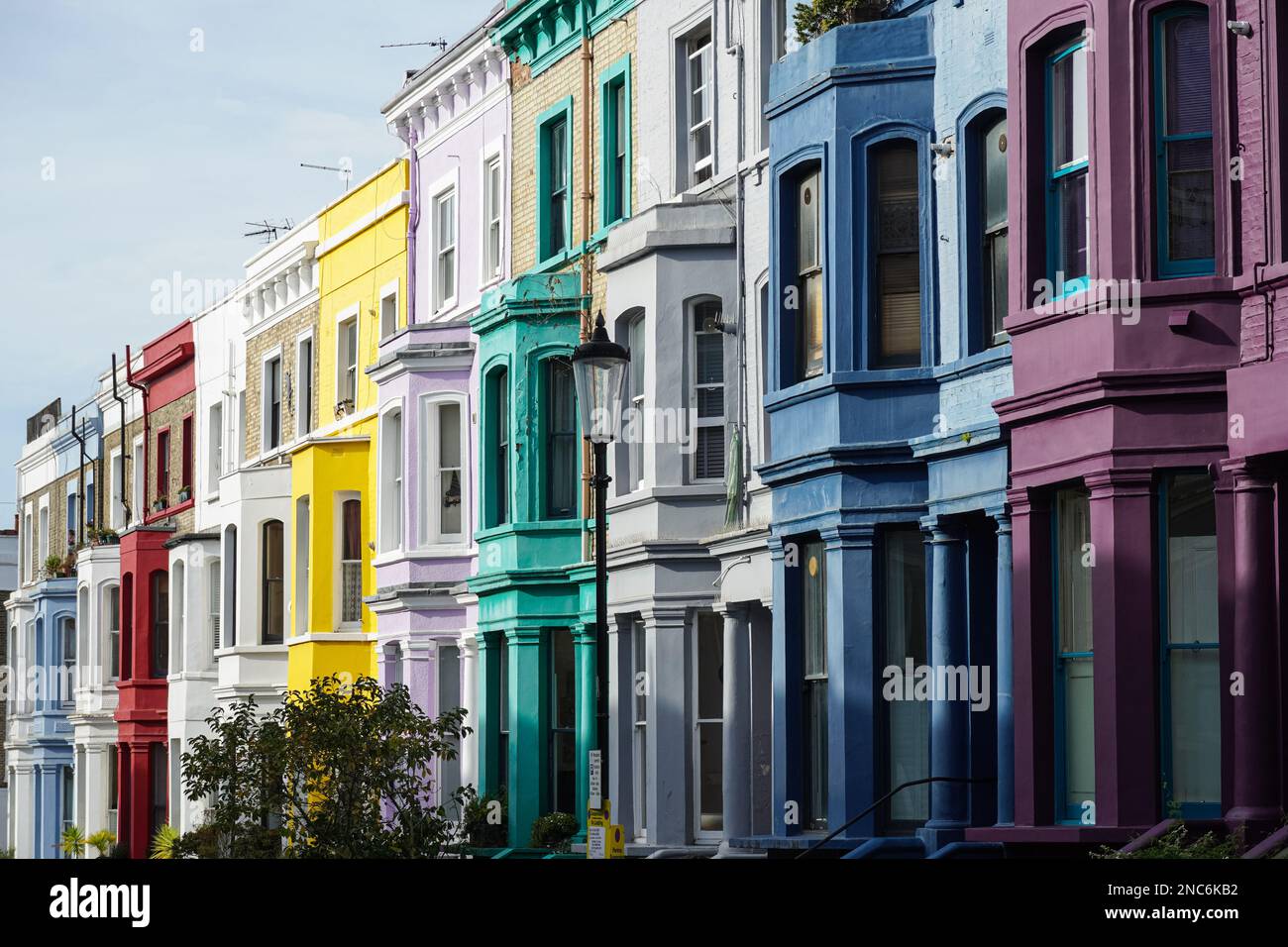 Case con terrazza colorata in strada residenziale a Notting Hill, Londra, Inghilterra Regno Unito Regno Unito Foto Stock