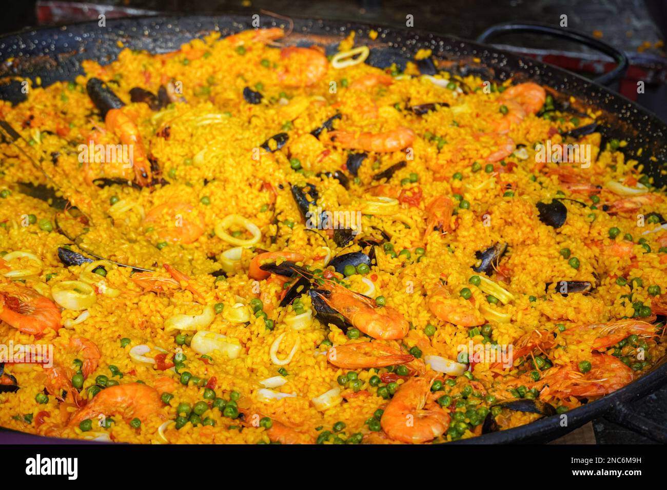 Paella con cucina a base di pesce in padella tradizionale Foto Stock