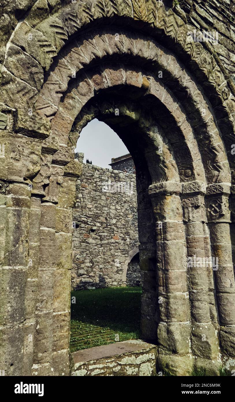 Un arco normanno al Priorato di Whithorn, un monastero medievale, a Whithorn, nel Wigtownshire. Dumfries e Galloway, Scozia. Costruito nel 12th ° secolo. Foto Stock