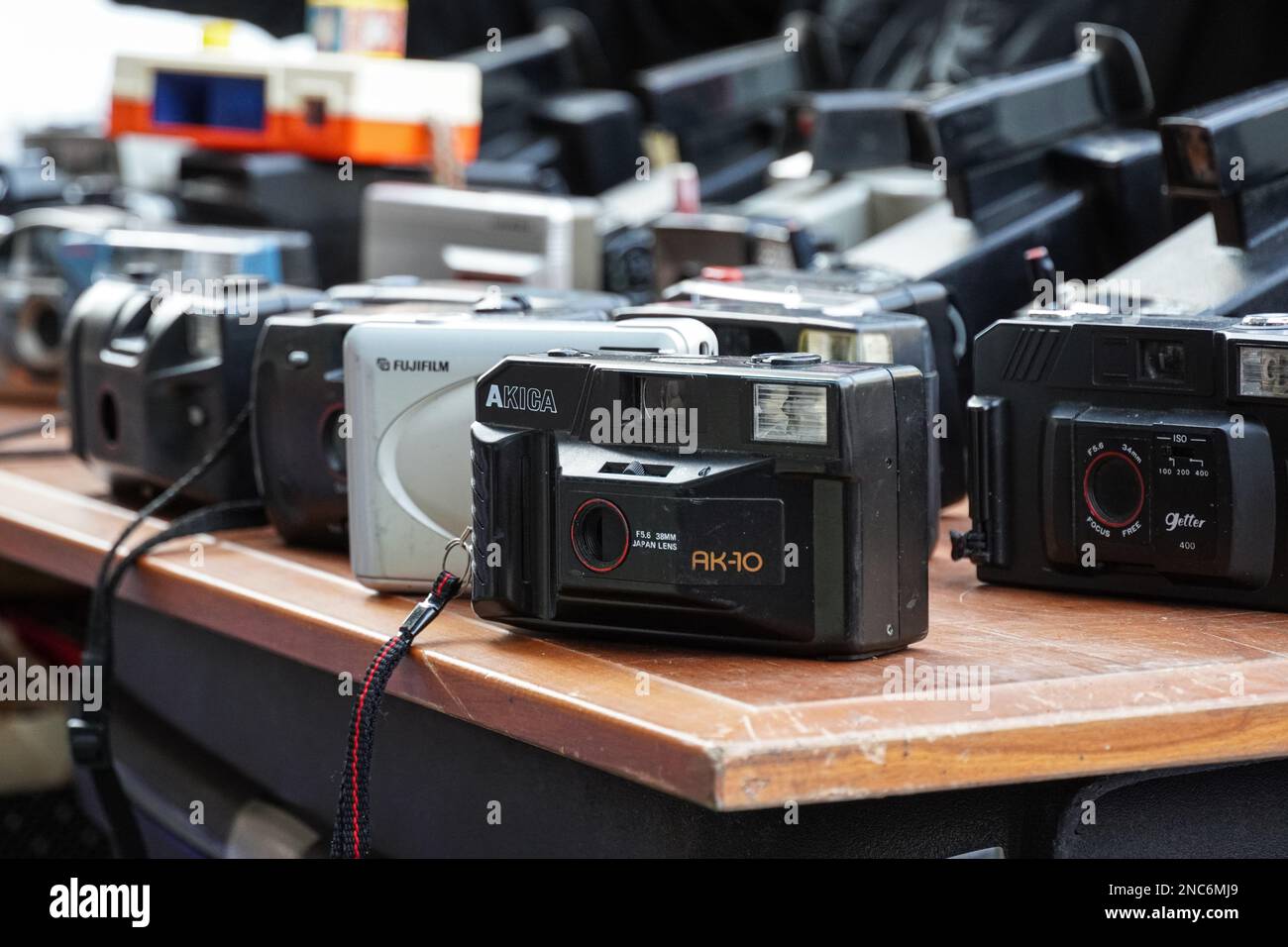 Stand con telecamere di seconda mano in Portobello Road Market a Notting Hill, Londra Inghilterra Regno Unito Regno Unito Foto Stock