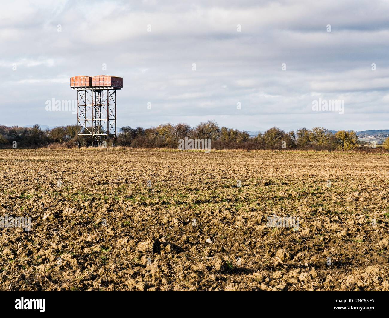 Paesaggio arabile, campo arato, con torre dell'acqua in disuso e spazio copia, Northumberland, Regno Unito Foto Stock