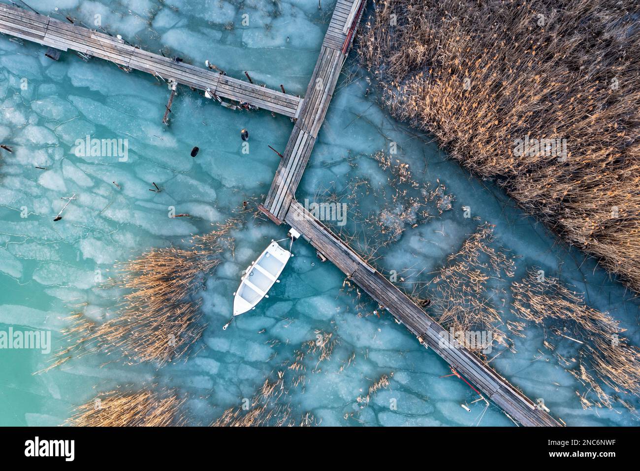 Lago ghiacciato Balaton con barca Foto Stock