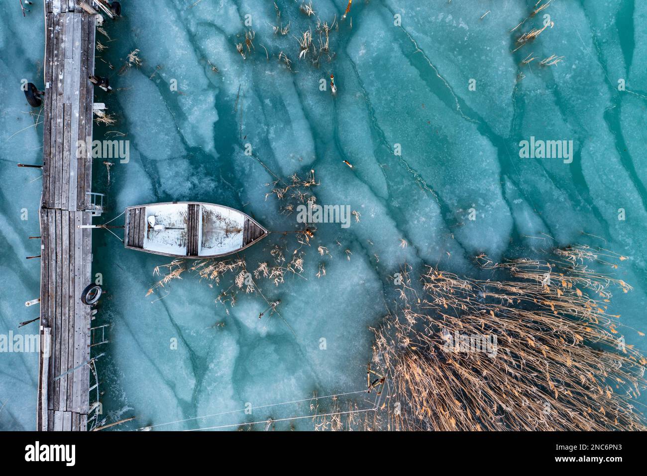 Lago ghiacciato Balaton con barca Foto Stock