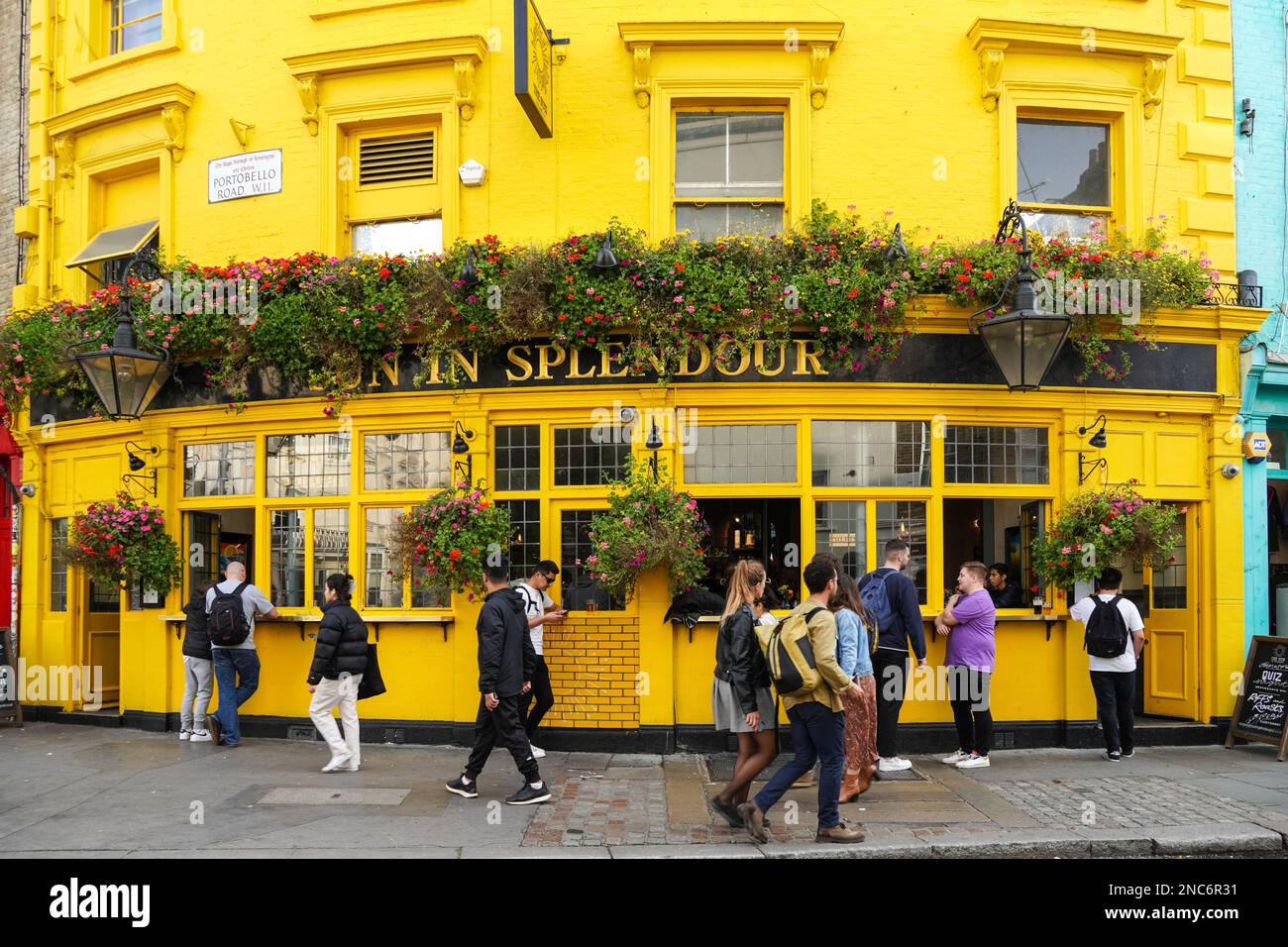People Outside the Sun in Splendour pub in Portobello Road, Londra Inghilterra Regno Unito Regno Unito Foto Stock