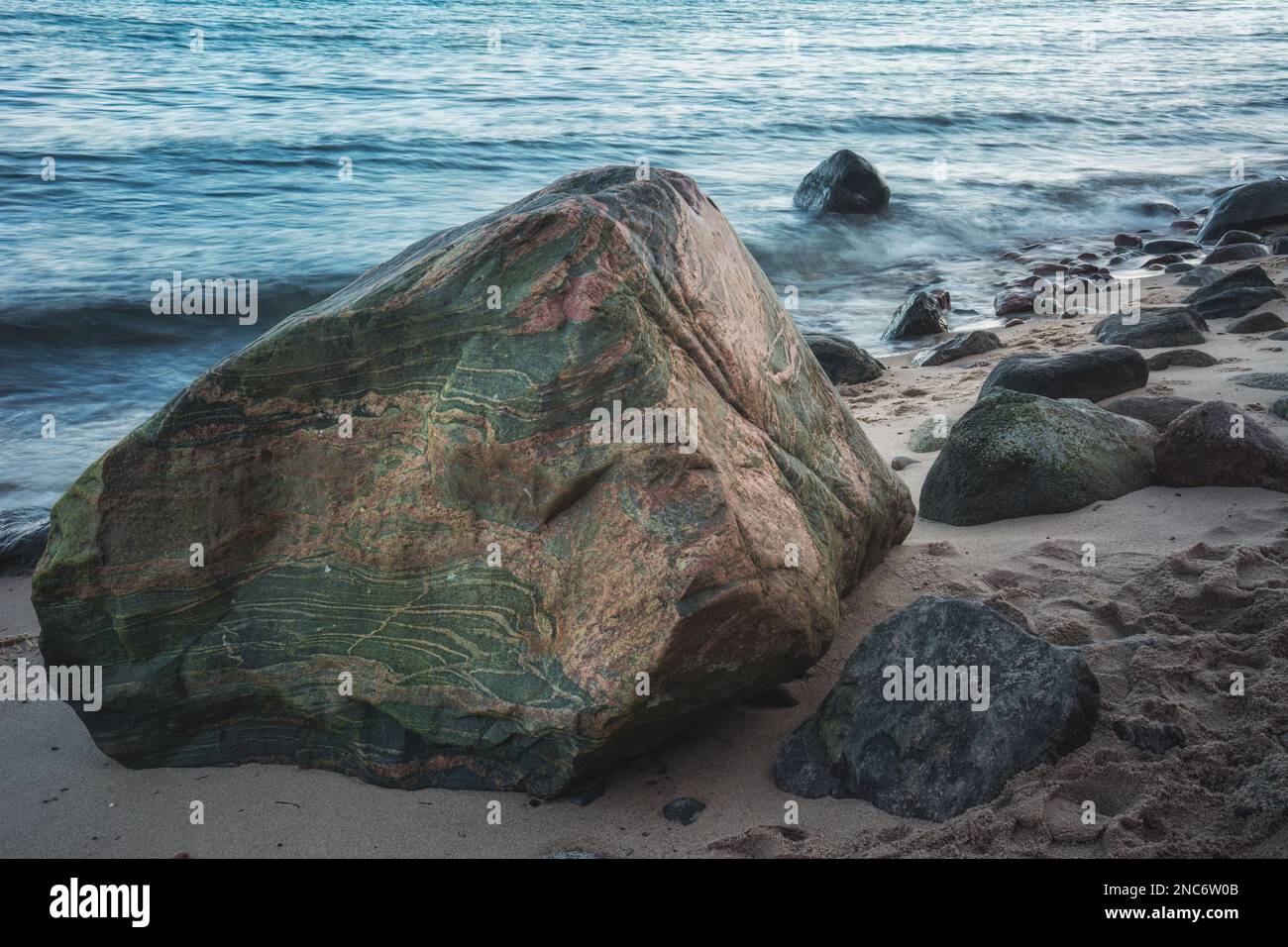 Un masso sulla riva del Mar Baltico Foto Stock