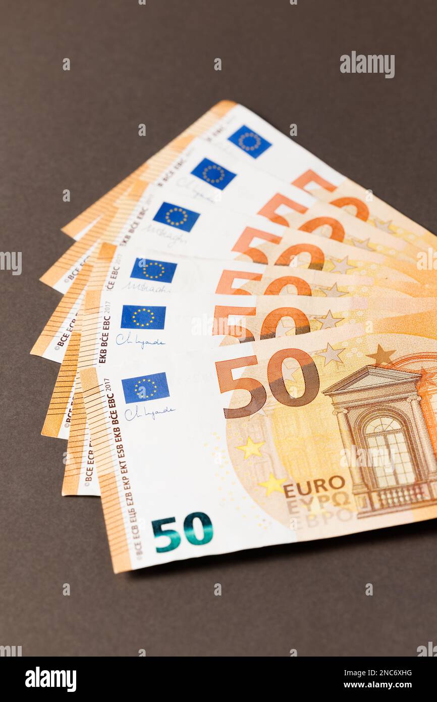 Fatture in euro su un tavolo Foto Stock