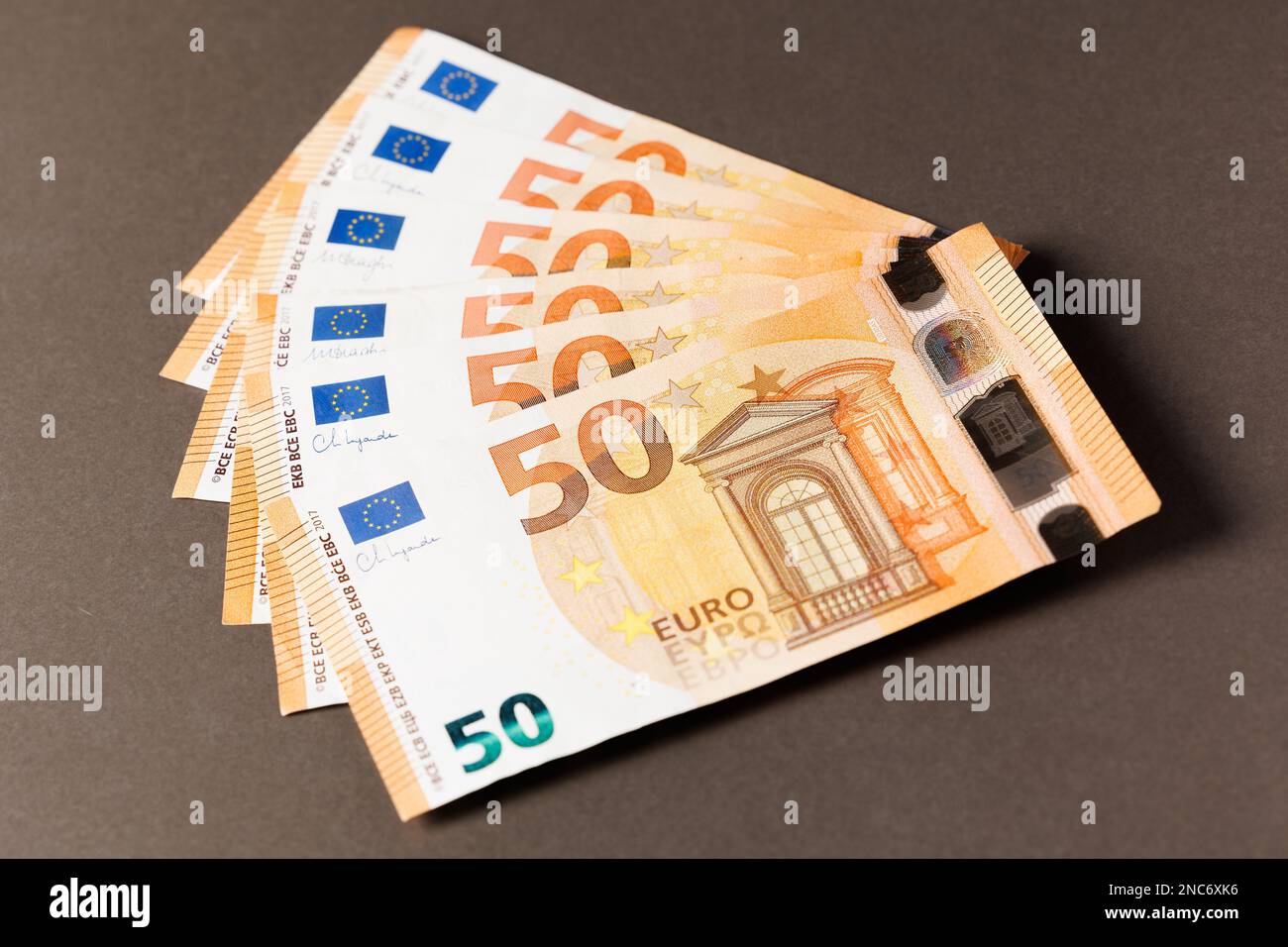 Fatture in euro su un tavolo Foto Stock