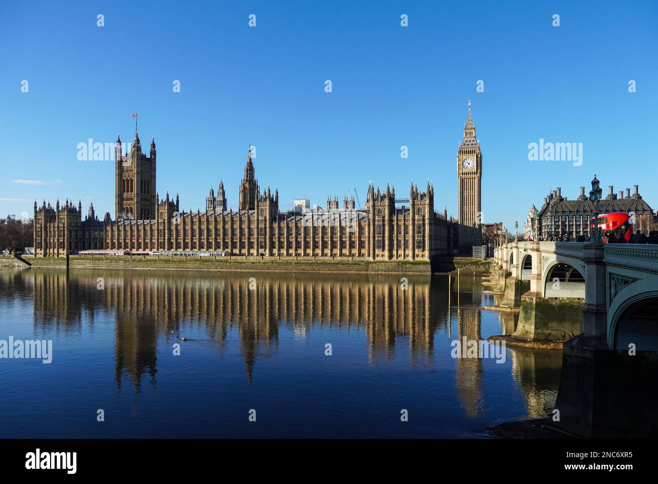 Fiume Tamigi con il Ponte di Westminster, la torre dell'orologio Big ben e il Palazzo di Westminster, Londra Inghilterra Regno Unito Regno Unito Foto Stock