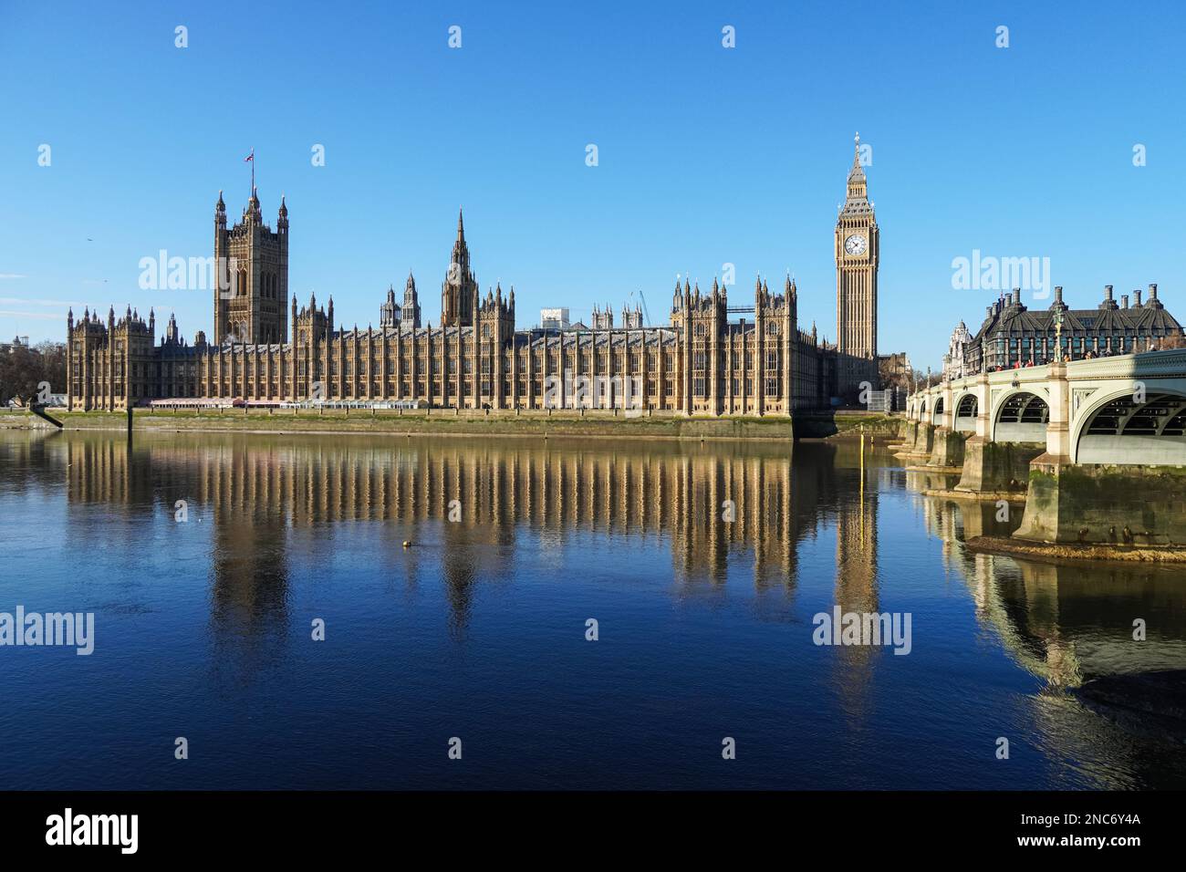 Fiume Tamigi con il Ponte di Westminster, la torre dell'orologio Big ben e il Palazzo di Westminster, Londra Inghilterra Regno Unito Regno Unito Foto Stock