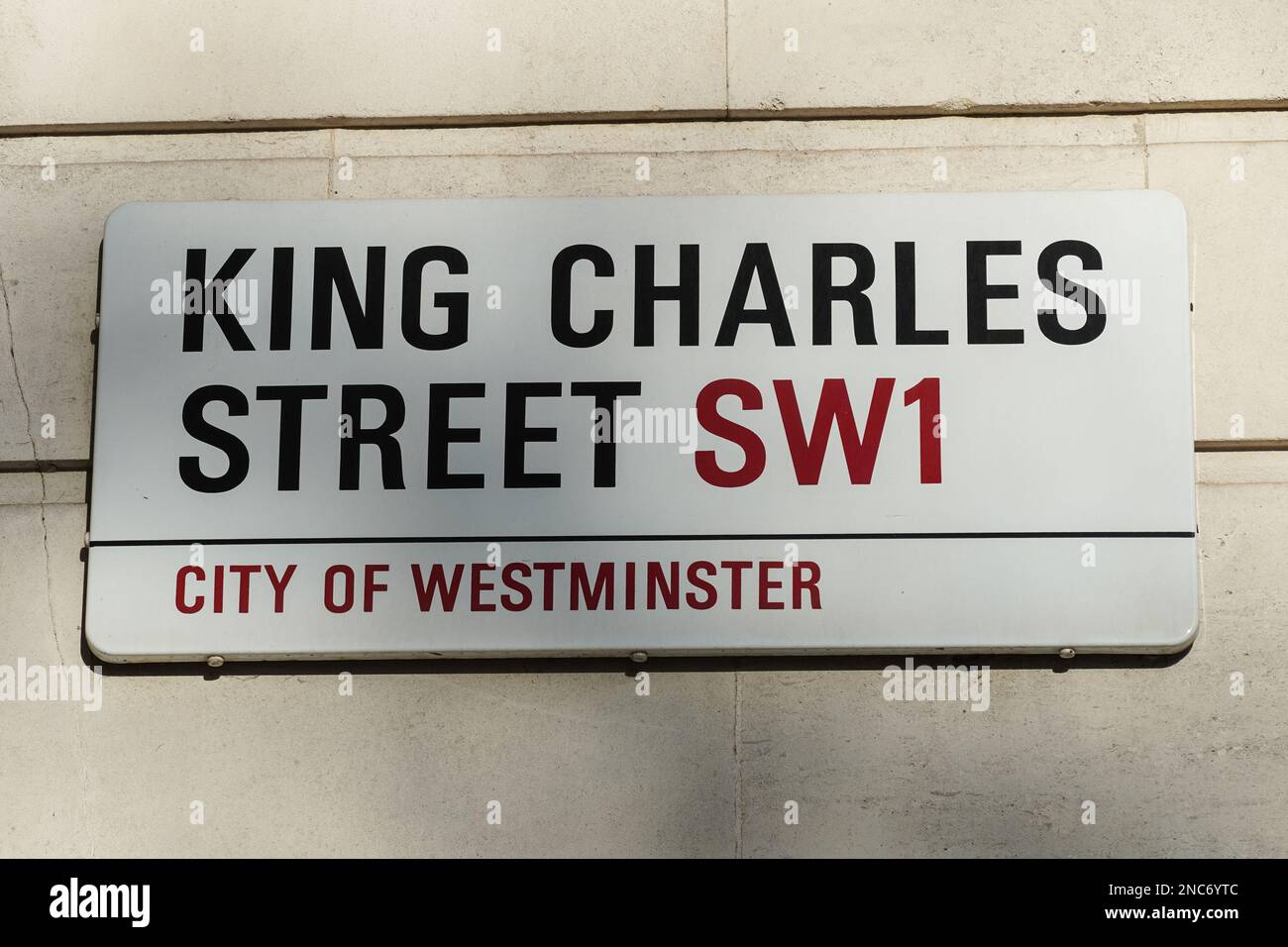 Cartello con il nome di King Charles Street a Londra Inghilterra Regno Unito Regno Unito Foto Stock