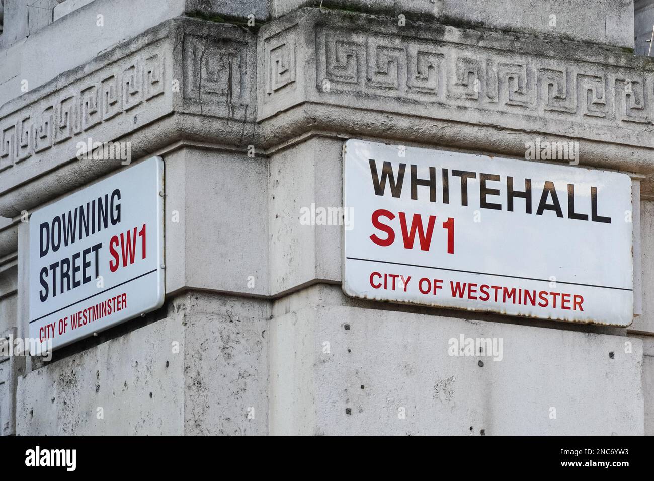 Indicazioni per il nome di Downing Street e Whitehall Street a Londra Inghilterra Regno Unito Regno Unito Foto Stock