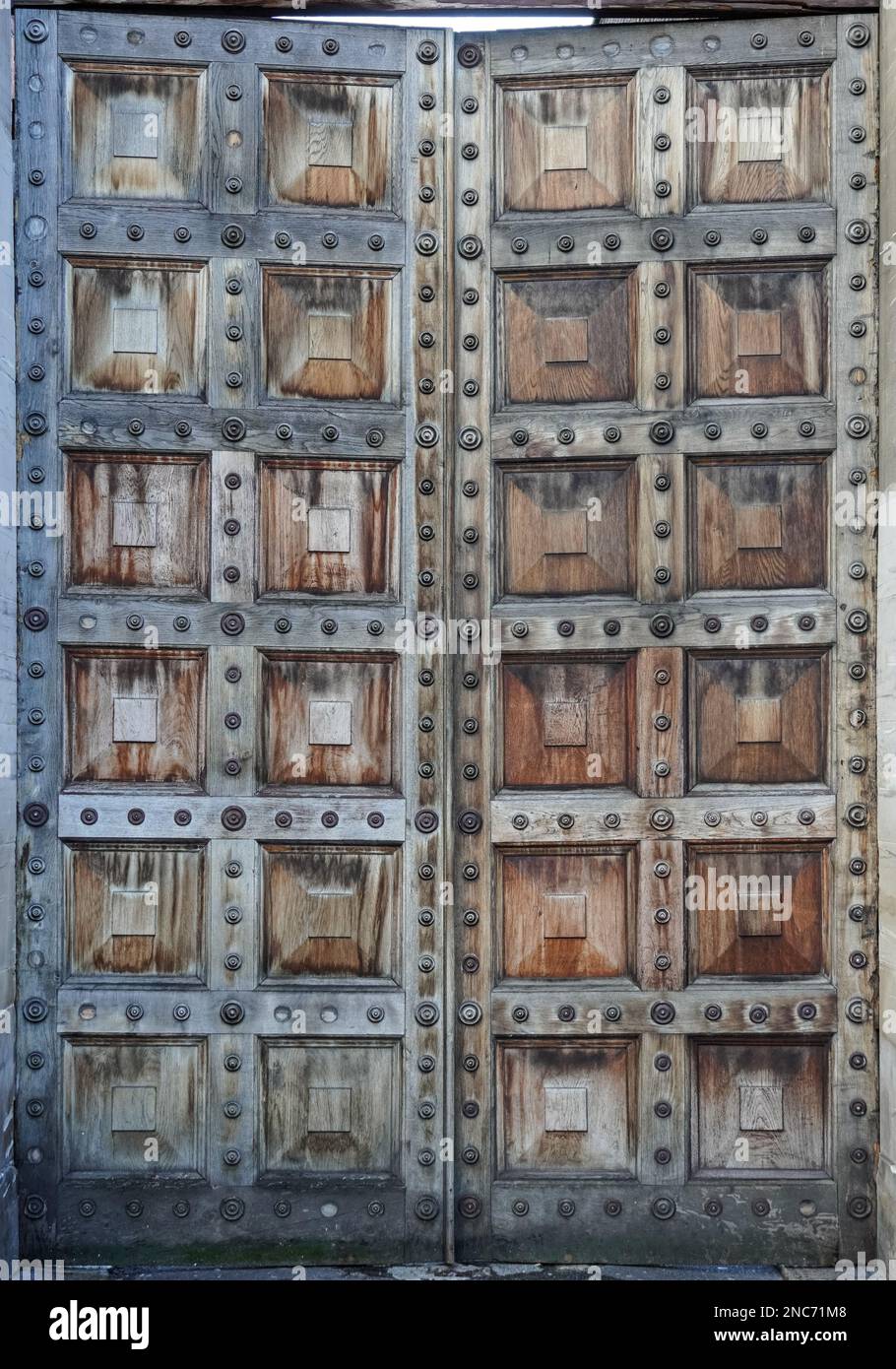 chiuso vecchio cancello di legno alto Foto Stock