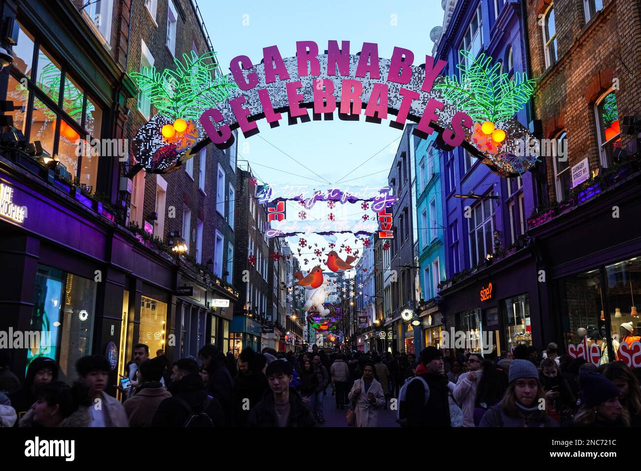 Luci di Natale e decorazioni su Carnaby Street, Londra Inghilterra Regno Unito Regno Unito Foto Stock