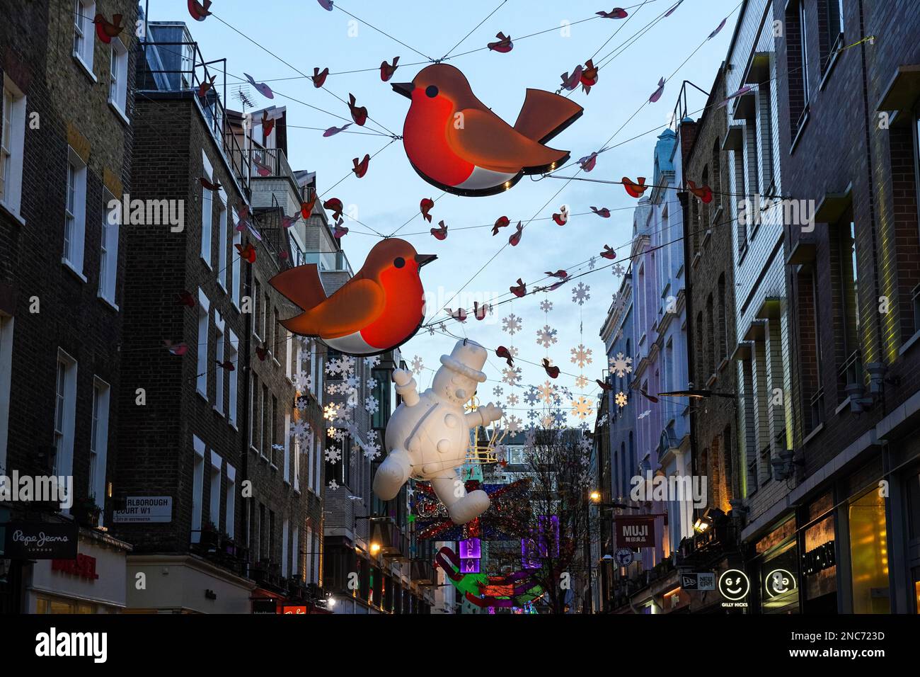 Luci di Natale e decorazioni su Carnaby Street, Londra Inghilterra Regno Unito Regno Unito Foto Stock
