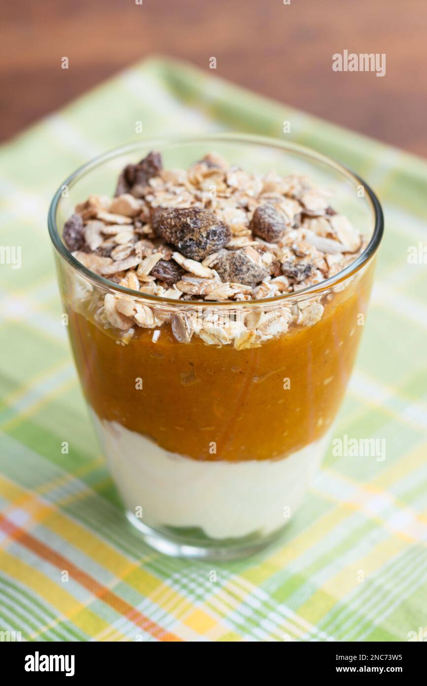 Vegano Quark di zucca Parfait di muesli Foto Stock