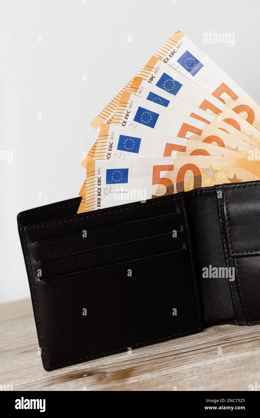 Banconote IN EURO in portafoglio Foto Stock