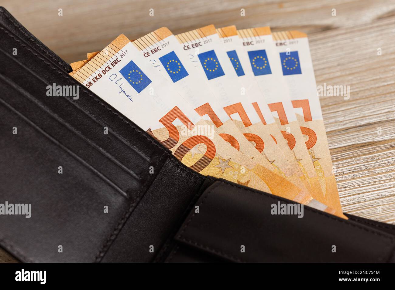 Banconote IN EURO in portafoglio Foto Stock