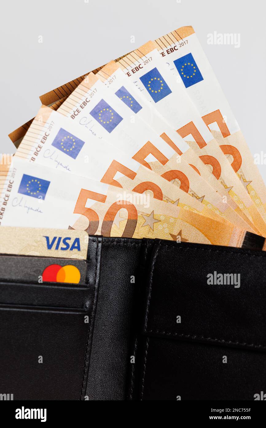 Bruxelles, Belgio, febbraio 2023 -banconote IN EURO in portafoglio con Visa e Mastercard Foto Stock