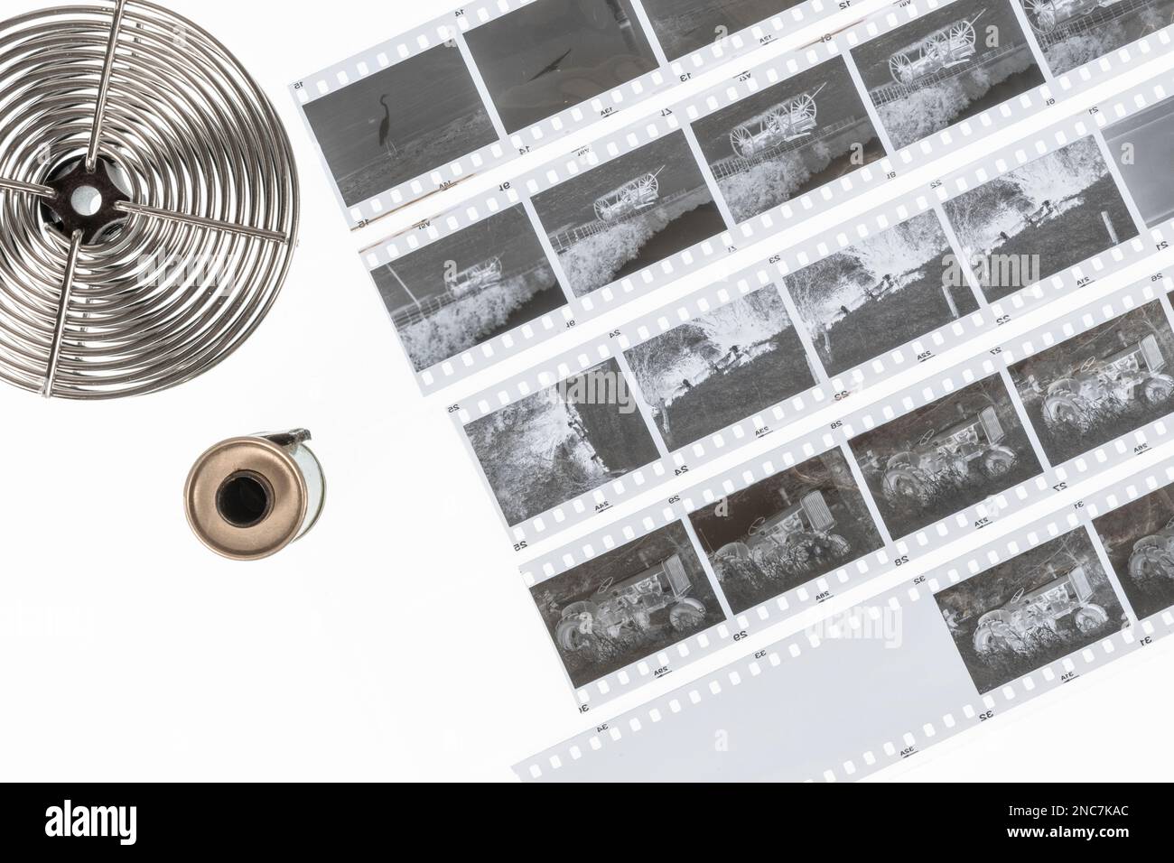 Una grande ripresa nella fotografia cinematografica sta continuando, e questa immagine mostra 35mm negativi in bianco e nero, una bobina di sviluppo, e un rotolo di film al Foto Stock