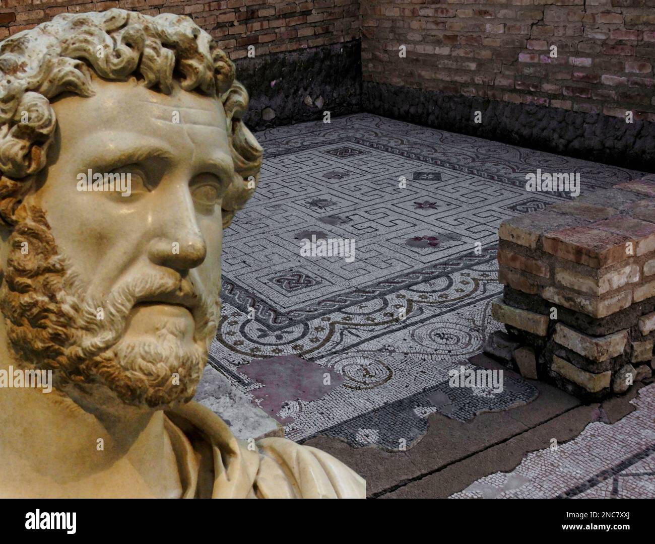 L'Anfiteatro di Italica, una delle prime colonie romane in Spagna (Siviglia), fu anche il luogo di nascita di due importanti imperatori, Traiano e Adriano Foto Stock