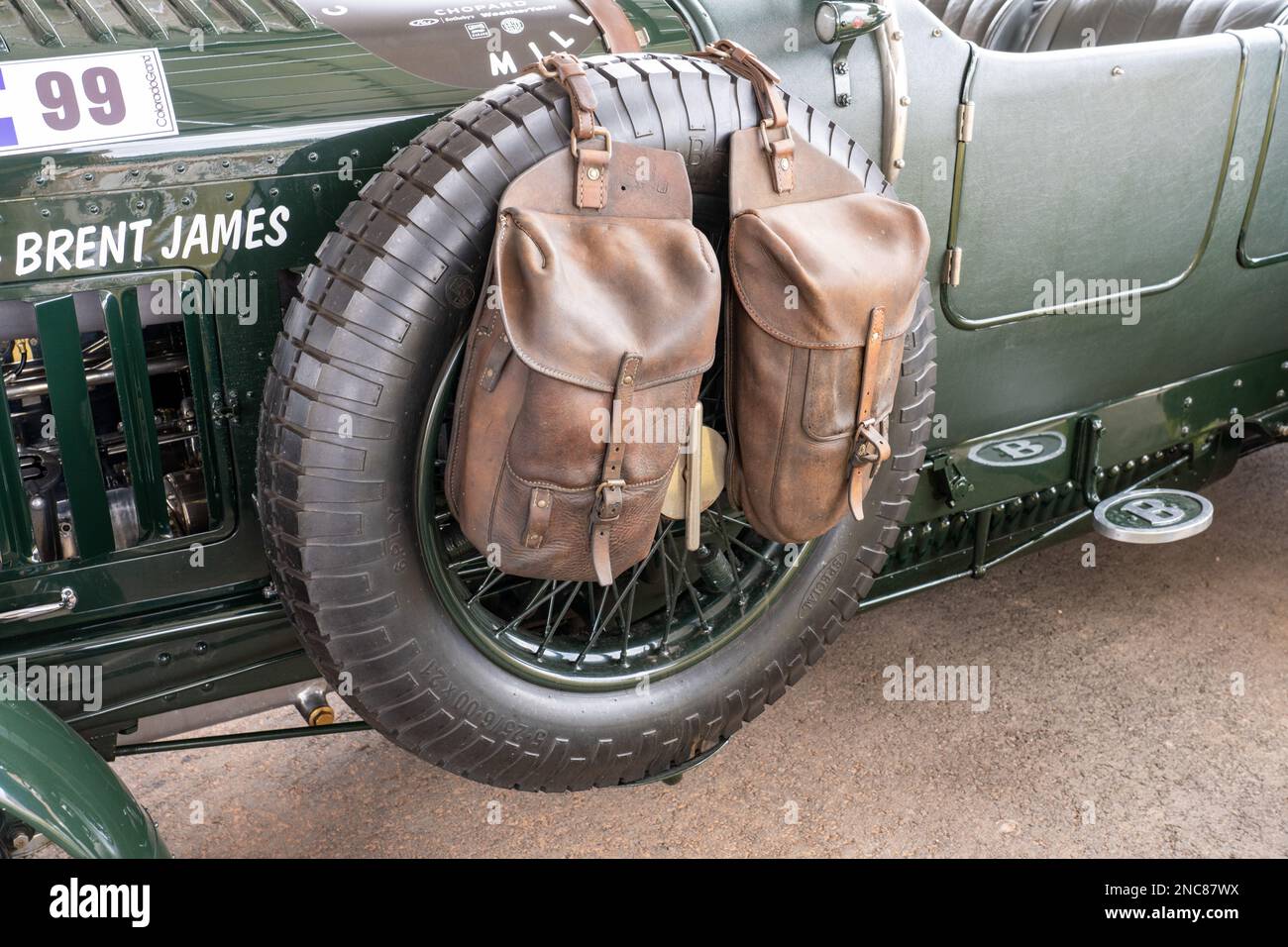 Borse a sella in pelle su un'annata Bentley 4 1/2 1928 litri le Mans Vanden Plas Tourer costruita in Inghilterra nel rally di auto Colorado Grand. Foto Stock