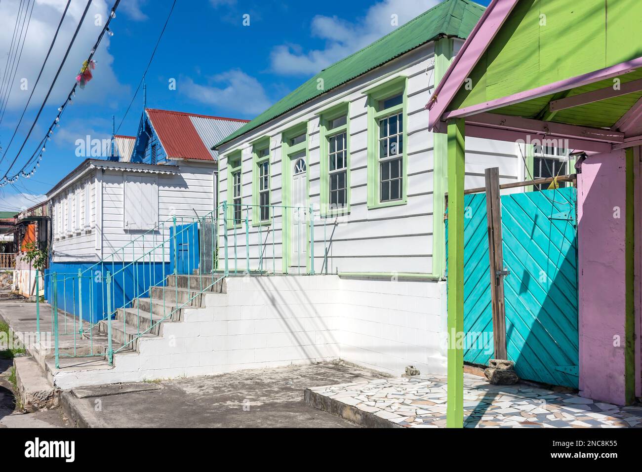 Proprietà colorate, St Mary's Street, St John's, Antigua, Antigua e Barbuda, Antille minori, Caraibi, Caraibi Foto Stock