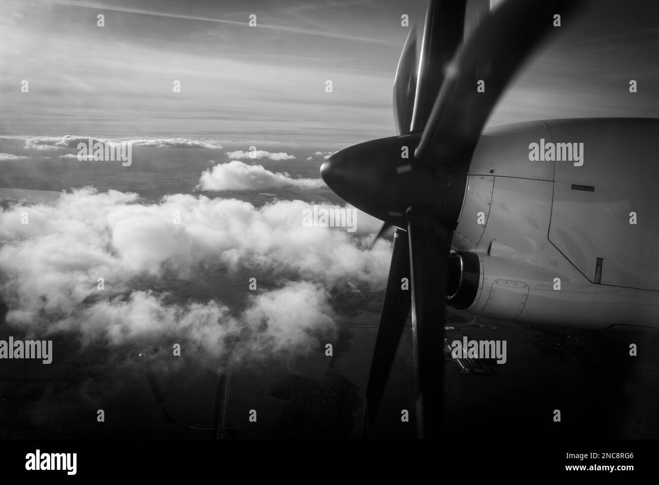 la grande elica di un aereo a elica che vola sopra le nuvole Foto Stock