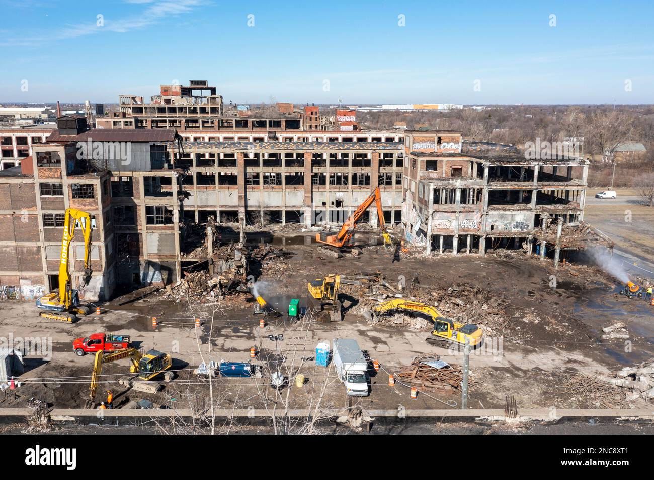 Detroit, Michigan - demolizione di una parte dell'impianto di produzione automobilistica Packard abbandonato. Inaugurato nel 1903, l'impianto di 3,5 milioni di metri quadrati impiegato Foto Stock