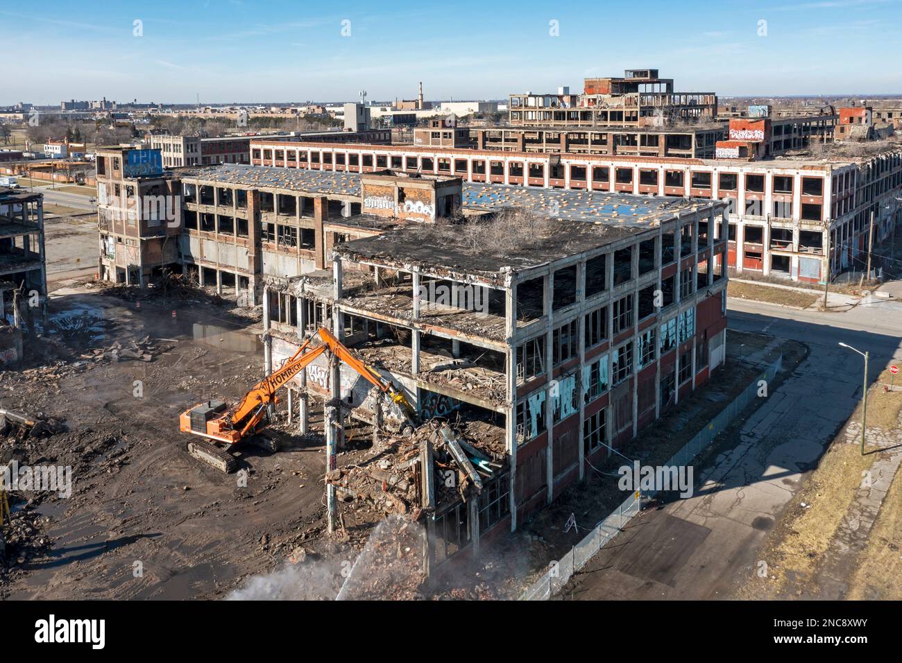 Detroit, Michigan - demolizione di una parte dell'impianto di produzione automobilistica Packard abbandonato. Inaugurato nel 1903, l'impianto di 3,5 milioni di metri quadrati impiegato Foto Stock