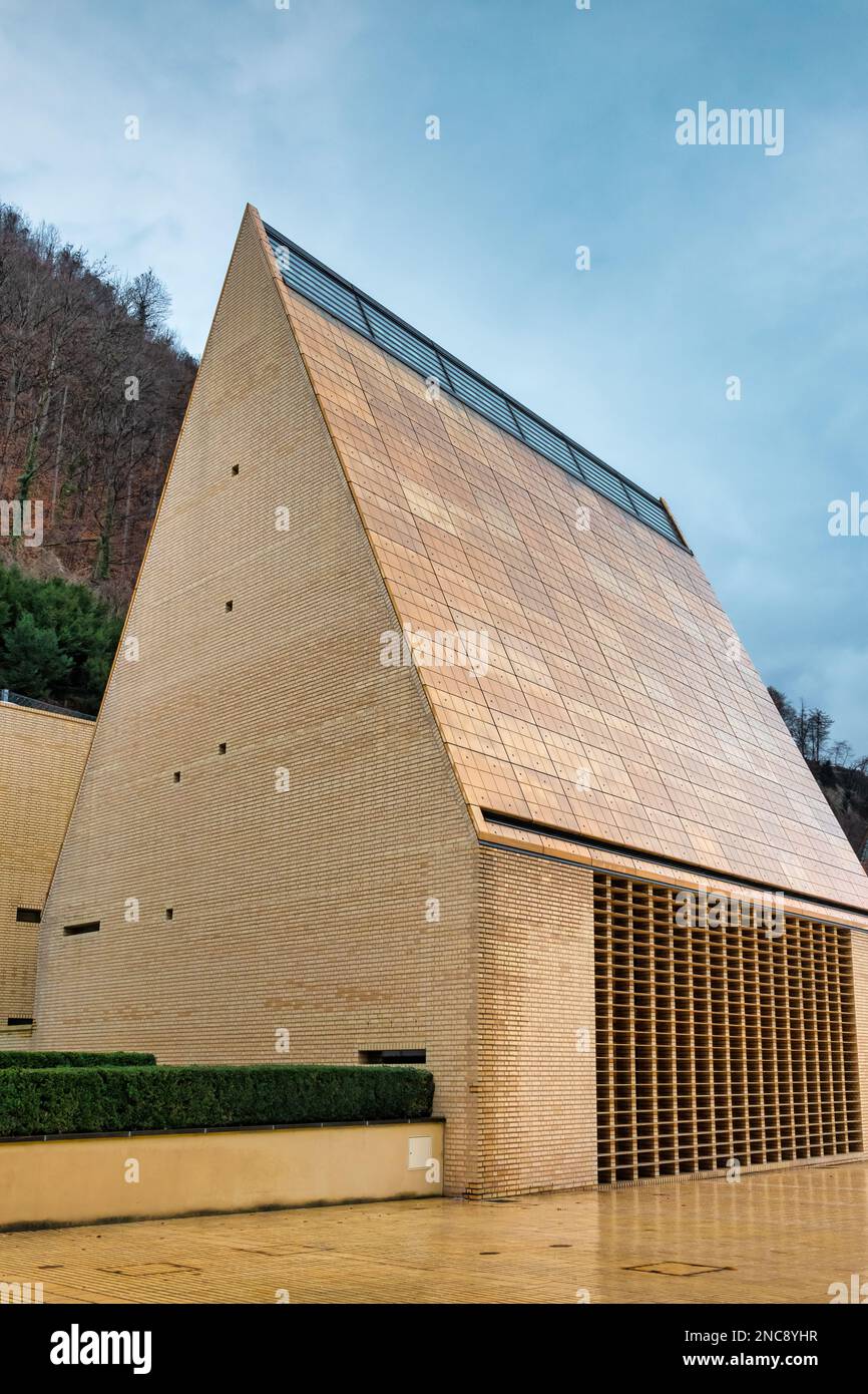 Casa del Parlamento a Vaduz Liechtenstein in una giornata di svanimento. Foto Stock