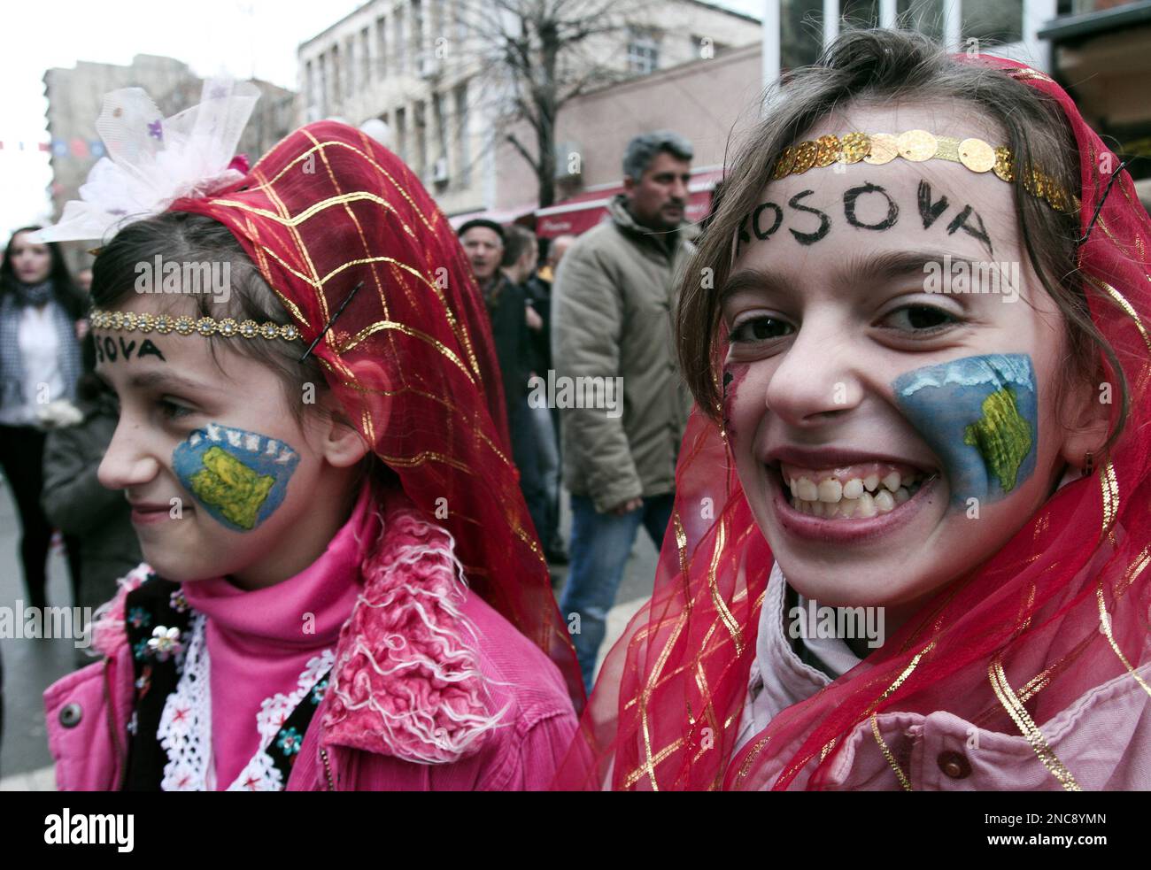 Kosovo youths face with painted faces are seen in the streets of the ethnically divided town of Mitrovica to celebrate the third anniversary of Kosovo's independence from Serbia Thursday, Feb. 17, 2011. Kosovo, which unilaterally declared independence from Serbia on Feb. 17, 2008, has so far been recognised by 75 states, including the United States and a majority of European Union members. (AP Photo/Visar Kryeziu) Foto Stock
