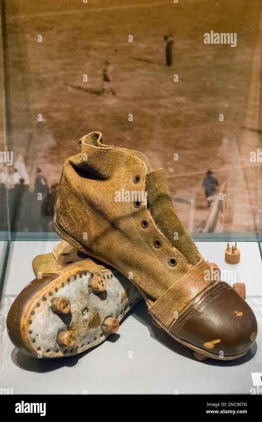 Scarpe da calcio all'inizio del 20th° secolo nel Museo Nazionale del Liechtenstein a Vaduz, Liechtenstein. Foto Stock