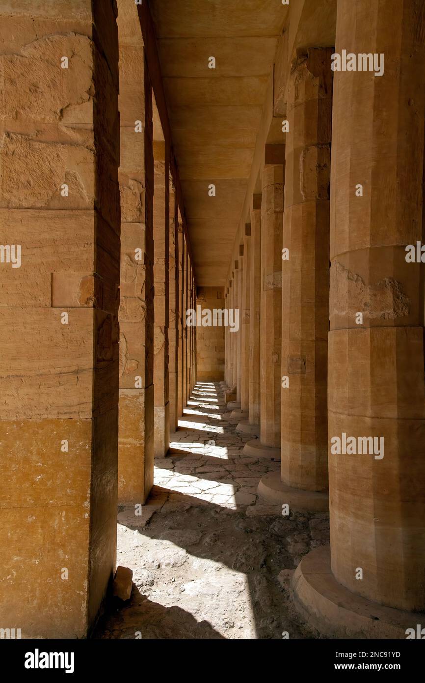 Valle delle Regine, Luxor, Egitto. Tempio mortuario della regina Hatshepsut, 26th marzo 2013. DavidSmith/AlamyContributor Foto Stock