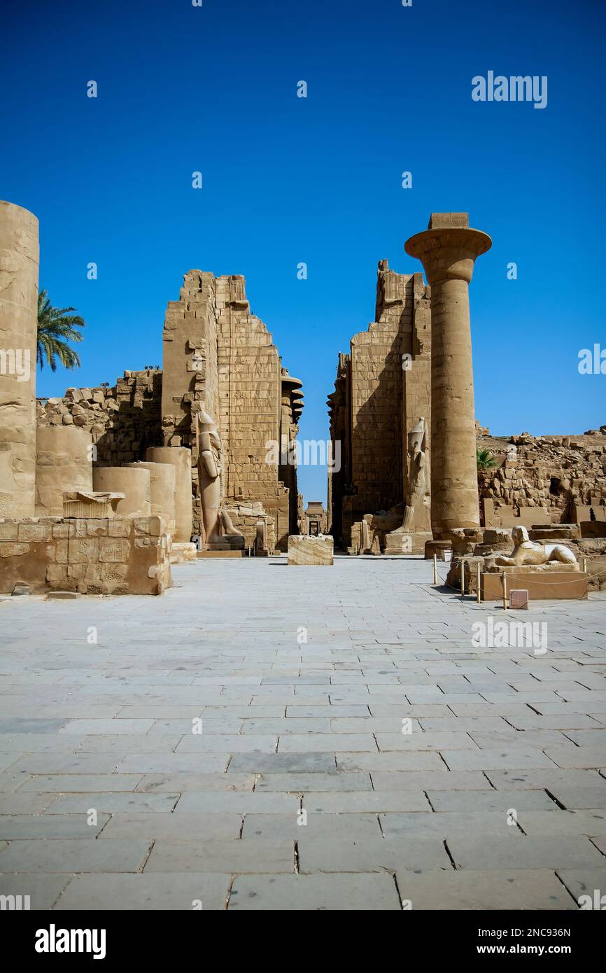 Luxor, Egitto. Il complesso del Tempio di Karnak, comunemente conosciuto come Karnak, comprende un vasto mix di templi decadenti. Questa immagine presenta la porta di Karnak Foto Stock