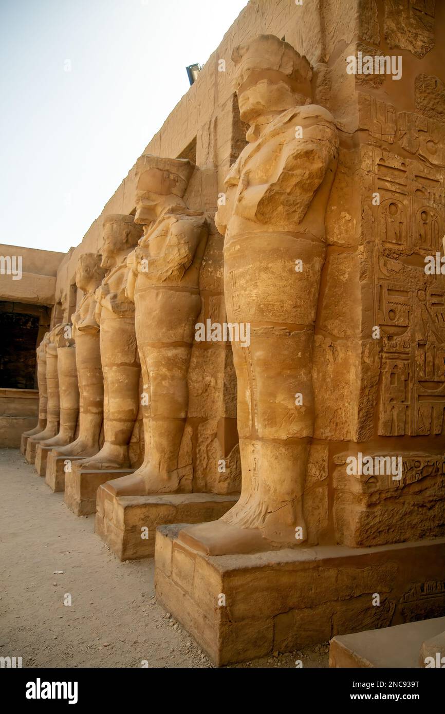 Luxor, Egitto. Il complesso del Tempio di Karnak, comunemente noto come Karnak, comprende un vasto mix di templi decaduti. In questa immagine statue di Ramses II come Osiride Foto Stock