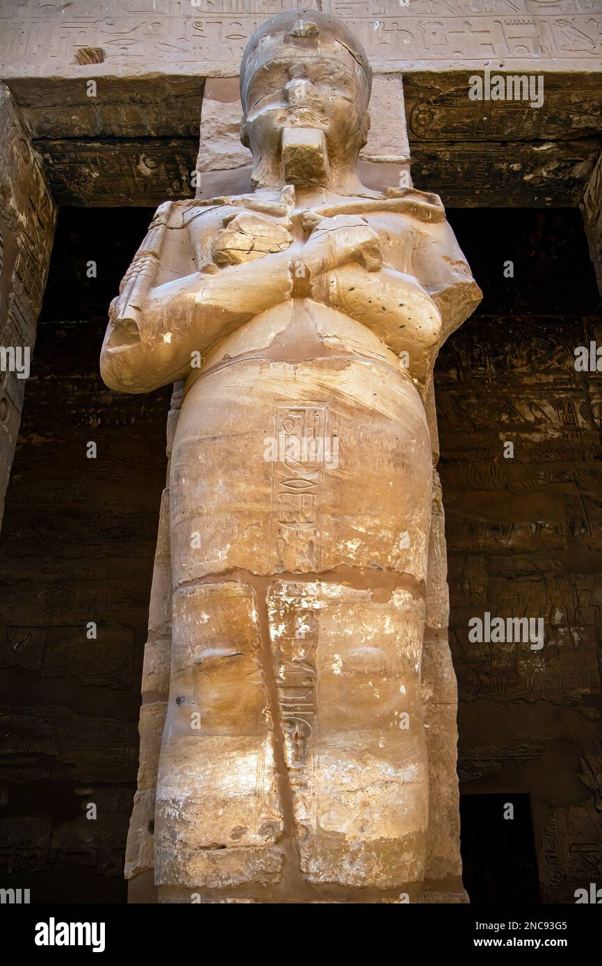 Luxor, Egitto. Il complesso del Tempio di Karnak, comunemente noto come Karnak, comprende un vasto mix di templi decaduti. In questa immagine statue di Ramses II come Osiride Foto Stock