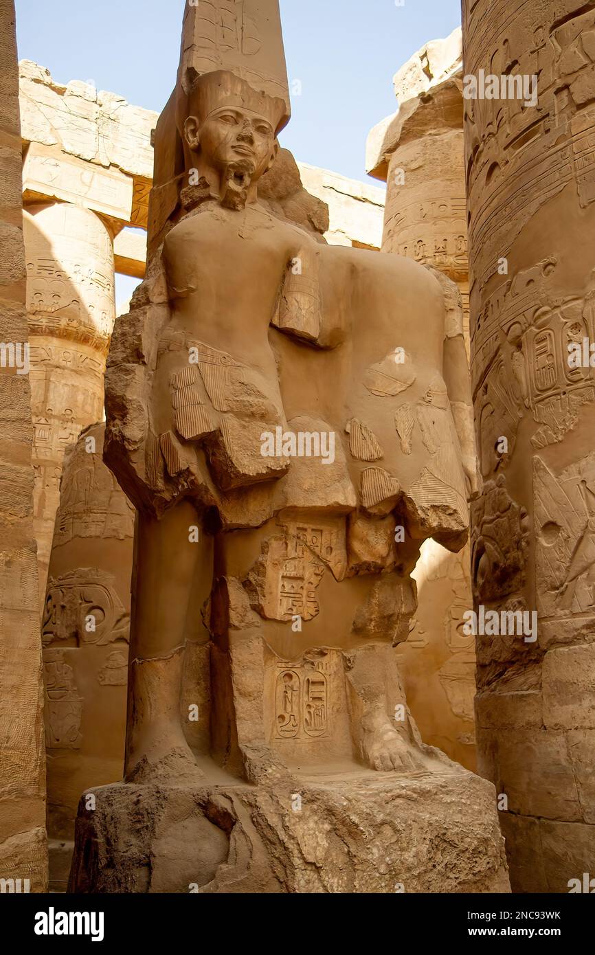 Luxor, Egitto. Il complesso del Tempio di Karnak, comunemente noto come Karnak, comprende un vasto mix di templi in decadenza, piloni, cappelle e altri edifici nelle vicinanze Foto Stock