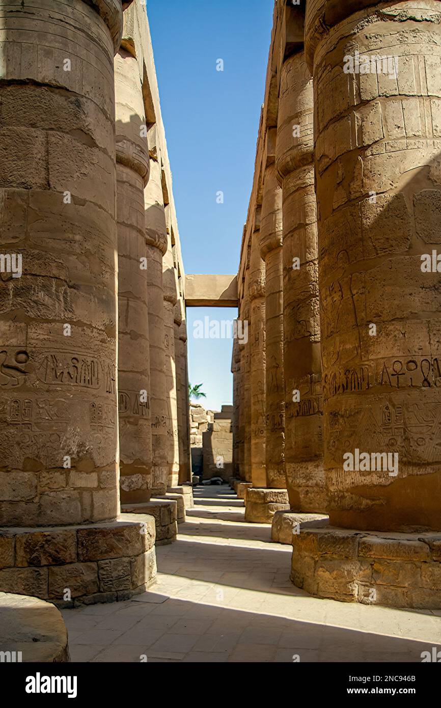 Luxor, Egitto. Il complesso del Tempio di Karnak, comunemente noto come Karnak, comprende un vasto mix di templi decadenti dell'antico Egitto. 26th marzo 2013. Foto Stock