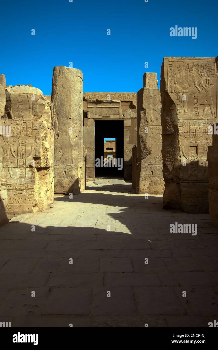 Luxor, Egitto. Il complesso del Tempio di Karnak, comunemente conosciuto come Karnak, comprende un vasto mix di templi decadenti. Questa immagine presenta la porta di Karnak Foto Stock