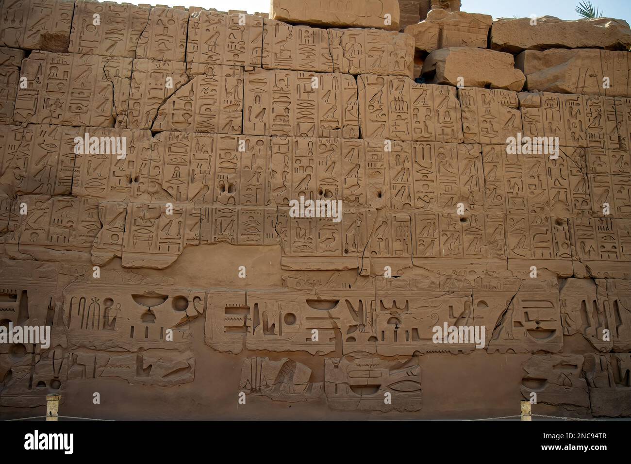 Luxor, Egitto. Il complesso del Tempio di Karnak, comunemente noto come Karnak, comprende un vasto mix di templi decadenti, 26th marzo 2013. Foto Stock