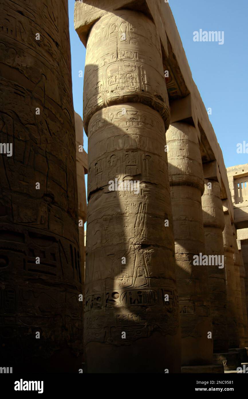 Luxor, Egitto. Il complesso del Tempio di Karnak, comunemente noto come Karnak, comprende un vasto mix di templi decadenti dell'antico Egitto. 26th marzo 2013. Foto Stock