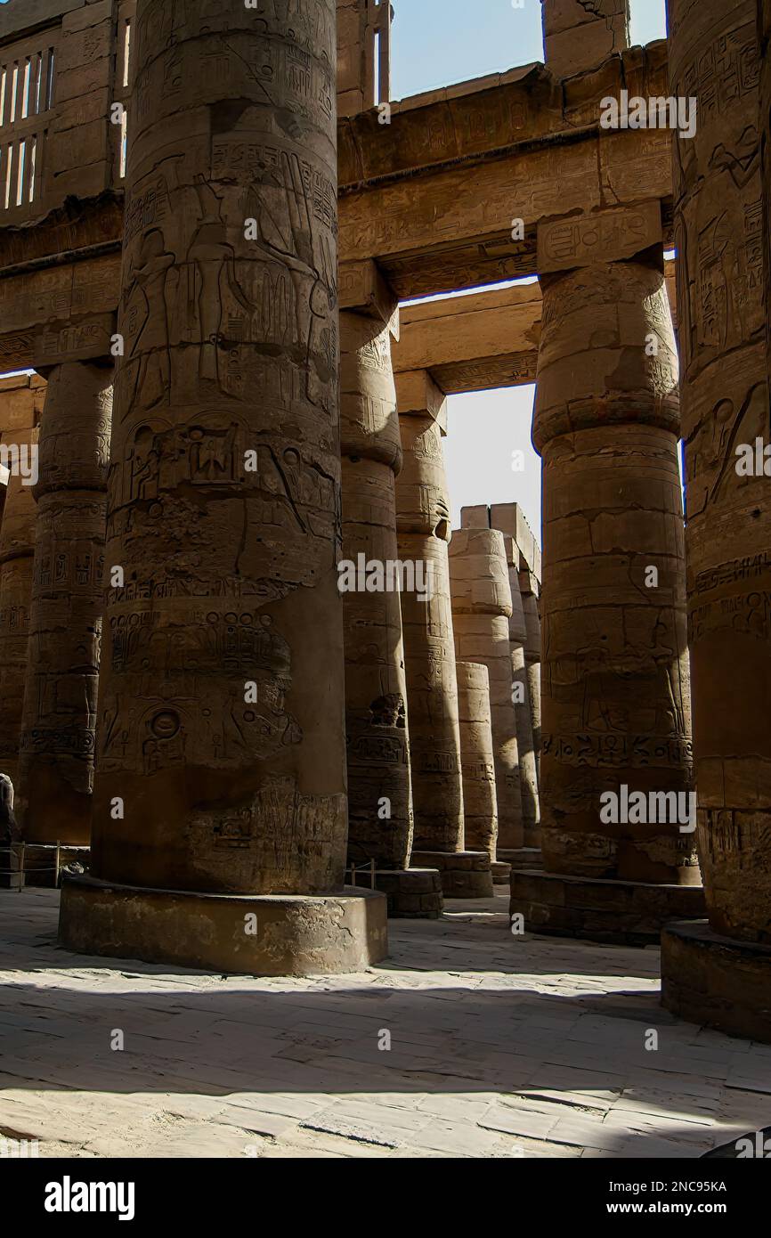 Luxor, Egitto. Il complesso del Tempio di Karnak, comunemente noto come Karnak, comprende un vasto mix di templi decadenti dell'antico Egitto. 26th marzo 2013. Foto Stock