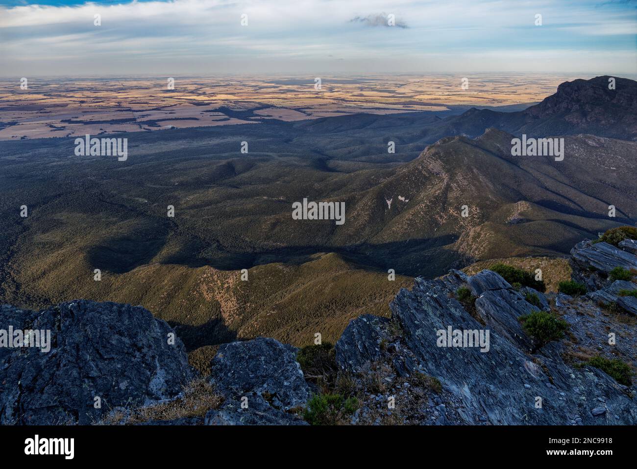 Stirling Range o Koikyennuruff paesaggio paesaggistico, bella montagna Parco Nazionale in Australia Occidentale, con la cima più alta Bluff Knoll. Strada verso A. Foto Stock