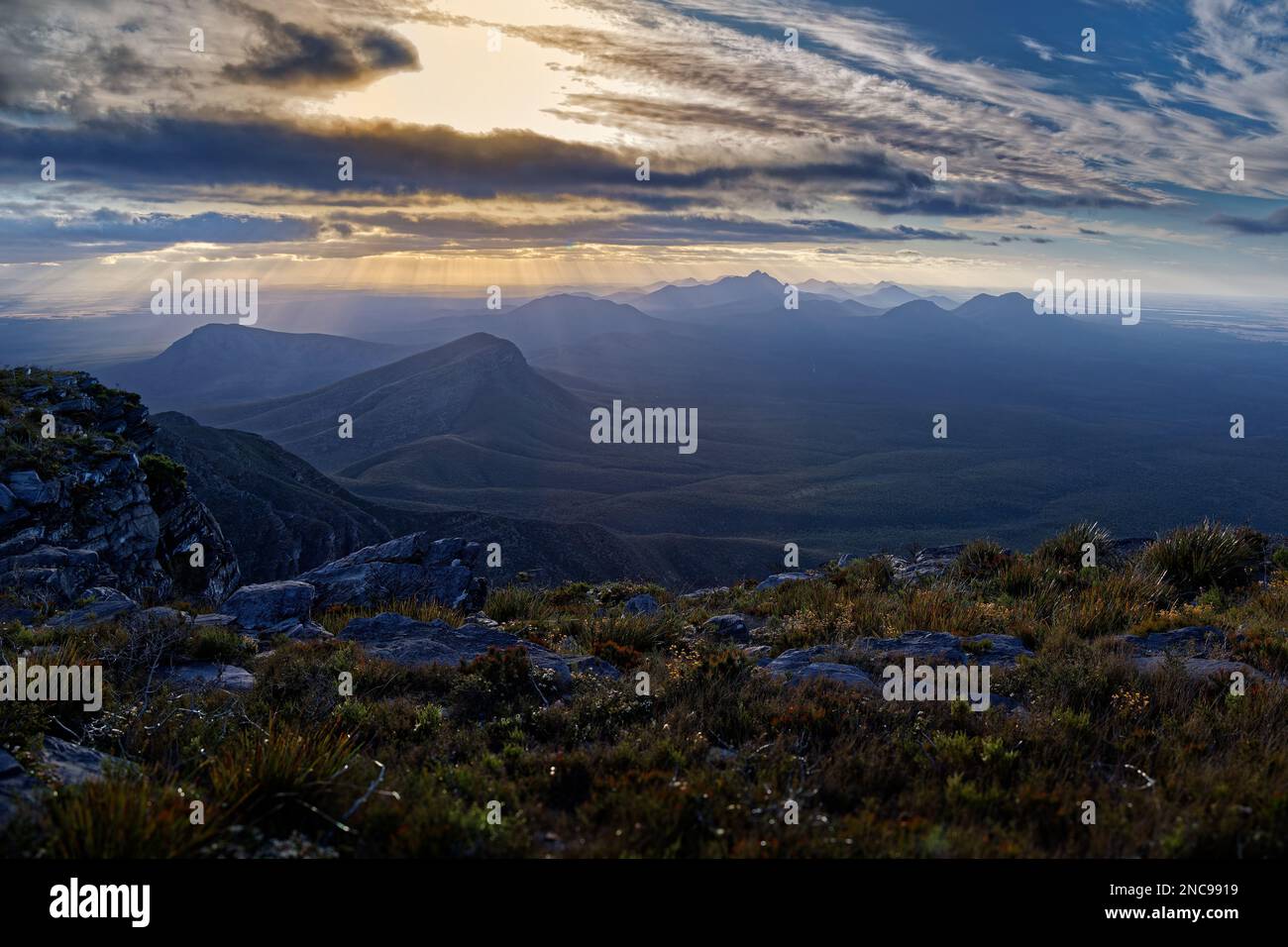 Stirling Range o Koikyennuruff paesaggio paesaggistico, bella montagna Parco Nazionale in Australia Occidentale, con la cima più alta Bluff Knoll. Strada verso A. Foto Stock