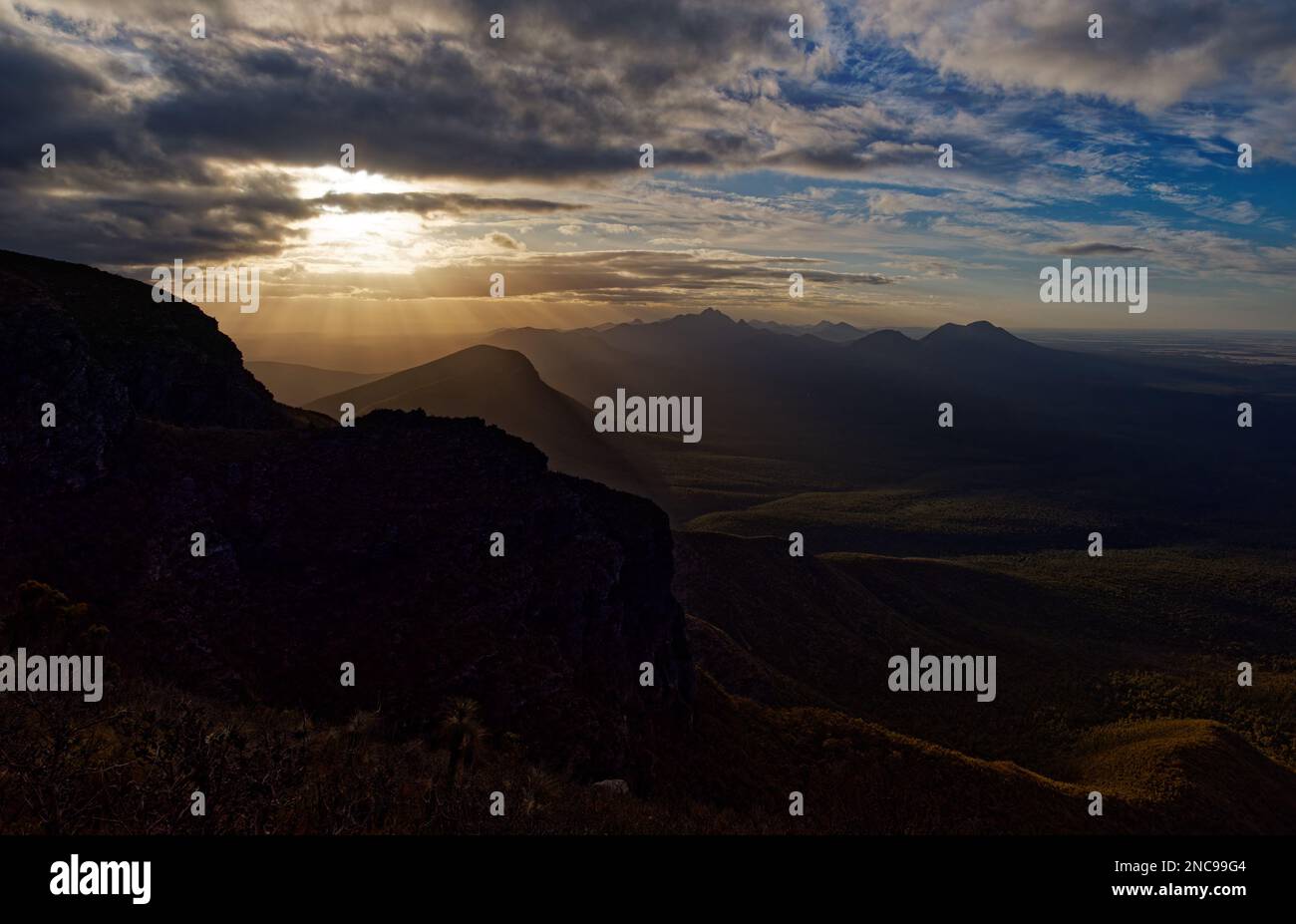 Stirling Range o Koikyennuruff paesaggio paesaggistico, bella montagna Parco Nazionale in Australia Occidentale, con la cima più alta Bluff Knoll. Strada verso A. Foto Stock