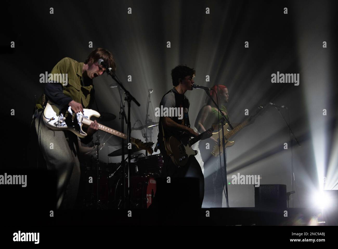 Stone, una band post punk britannica di Liverpool che si esibisce dal vivo mentre apre per i Kooks a Berlino, Germania Foto Stock