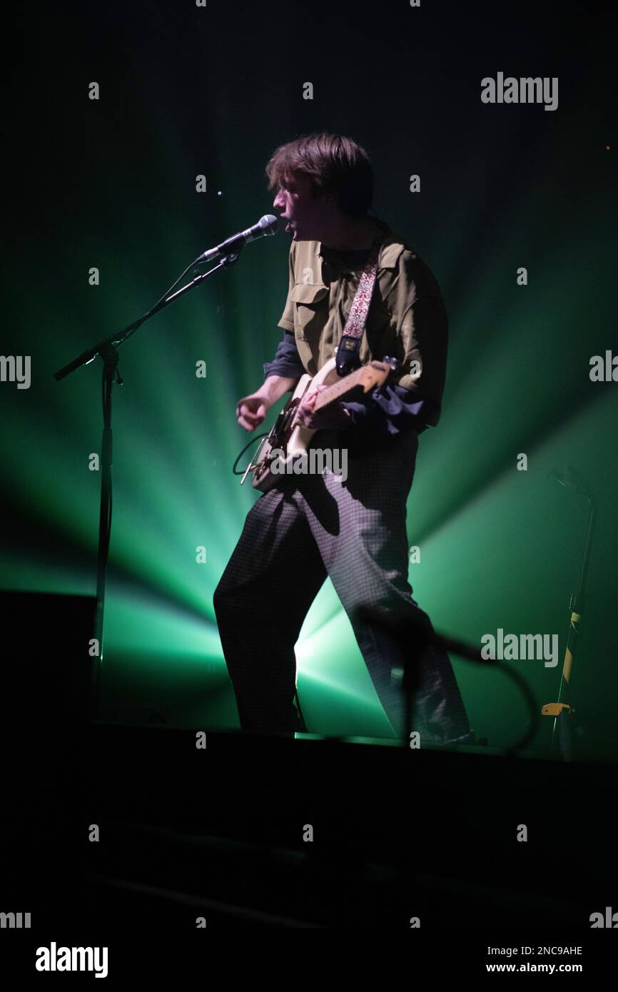 Stone, una band post punk britannica di Liverpool che si esibisce dal vivo mentre apre per i Kooks a Berlino, Germania Foto Stock