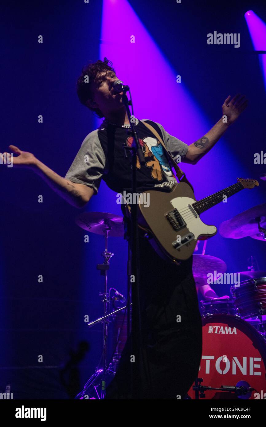 Stone, una band post punk britannica di Liverpool che si esibisce dal vivo mentre apre per i Kooks a Berlino, Germania Foto Stock