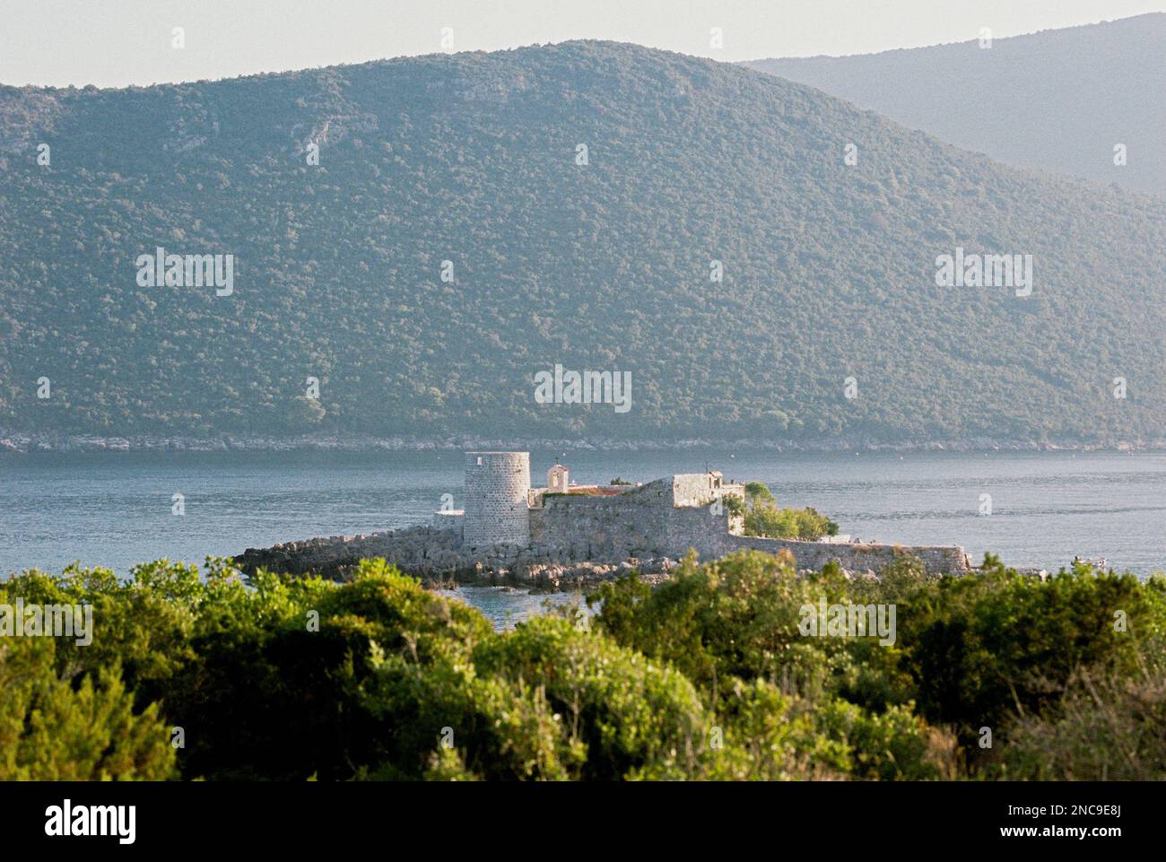 Vista sull'isola di Gospa od Mirista di fronte alle montagne. Montenegro Foto Stock