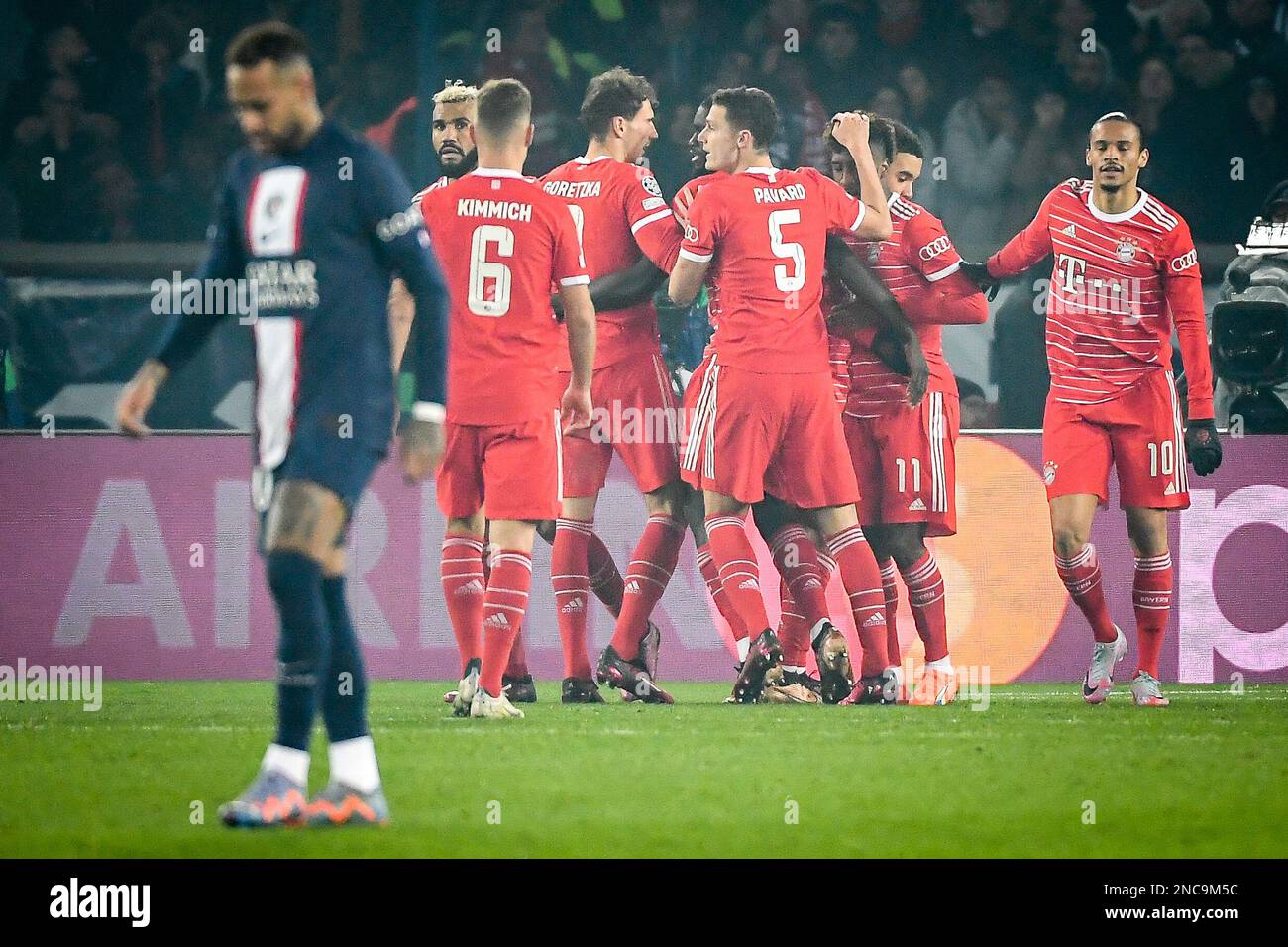 14 febbraio 2023, Roma, Francia: Kingsley COMAN del Bayern Monaco festeggia  il suo gol con i compagni di squadra e NEYMAR JR del PSG sembra sconsolato  durante la UEFA Champions League, gara